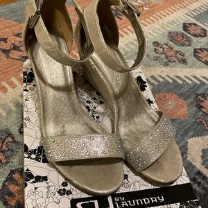 GUC CL by Laundry Novelty Champagne Wedges Size 6.5 with box